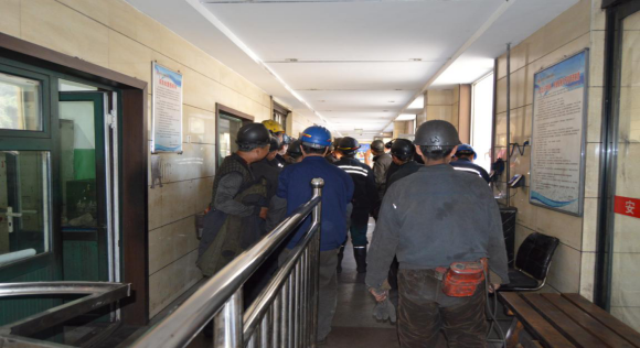 鑫輝源煤業(yè)透水事故應(yīng)急救援演練 (2)351.png